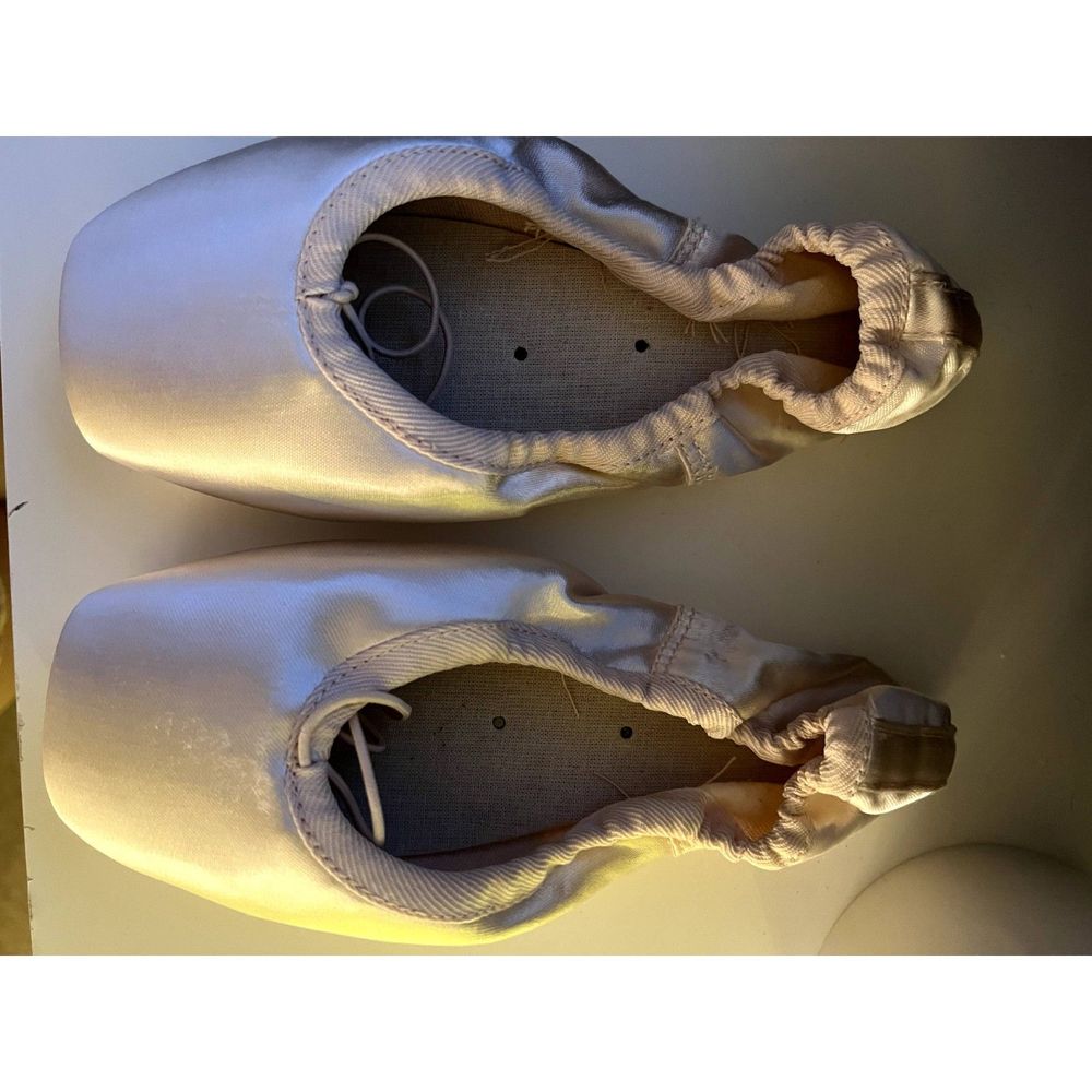 Russian Pointe Pointe Shoes - Elegantly Crafted No-Lace Ballet Shoes for Dancer